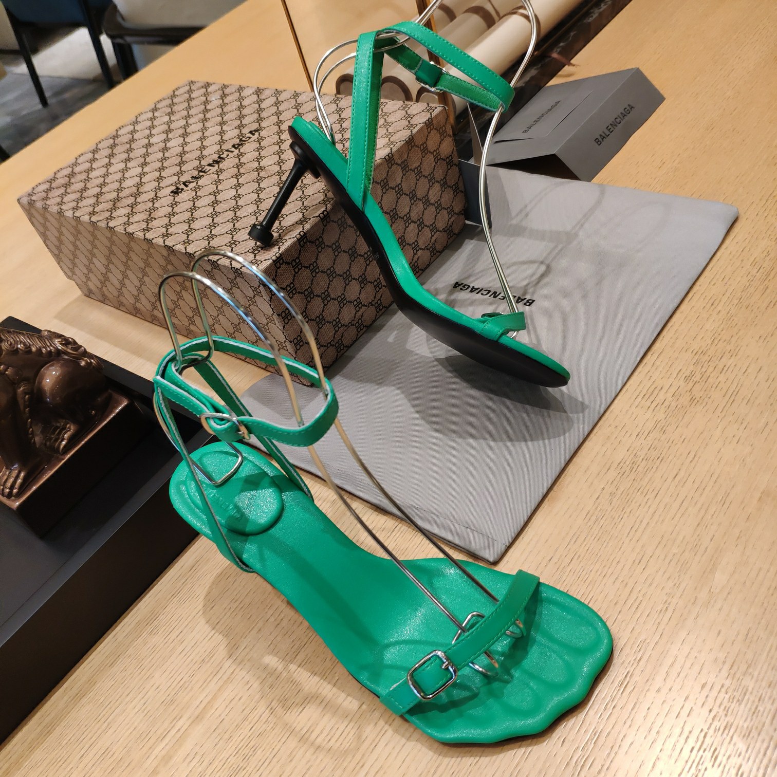 Balenciaga-Logo-Sandalen mit hohen Absätzen (7 cm) - EUR FASHION
