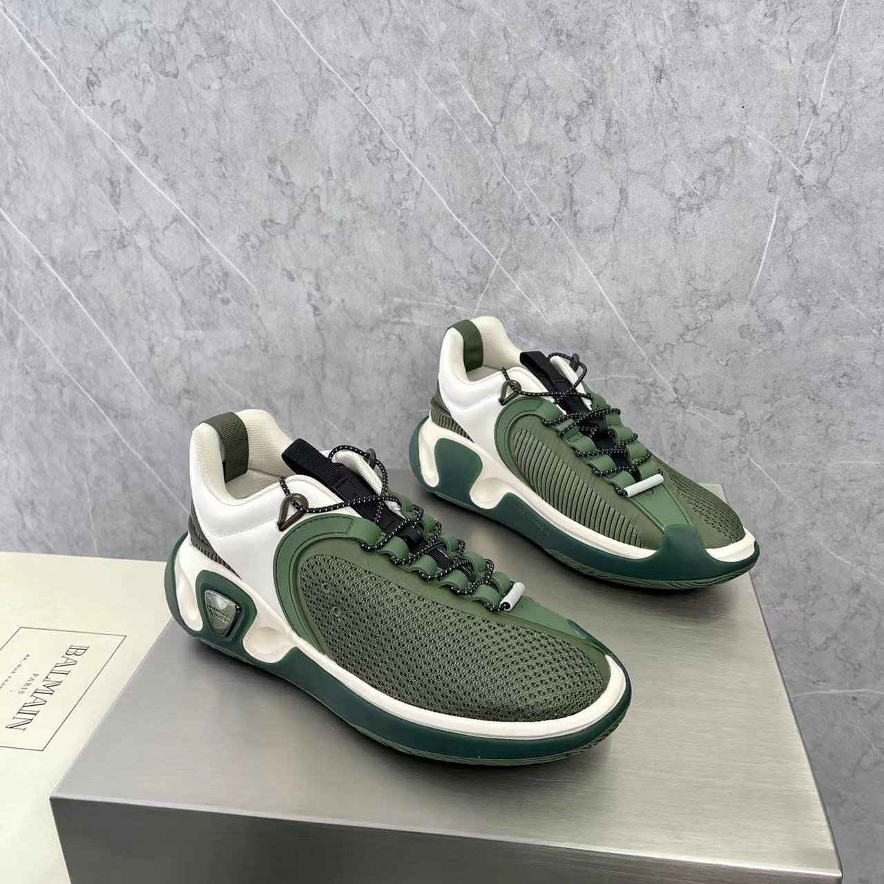 Zweifarbige B-Runner-Sneaker aus Gummileder und Mesh von Balmain - EUR FASHION