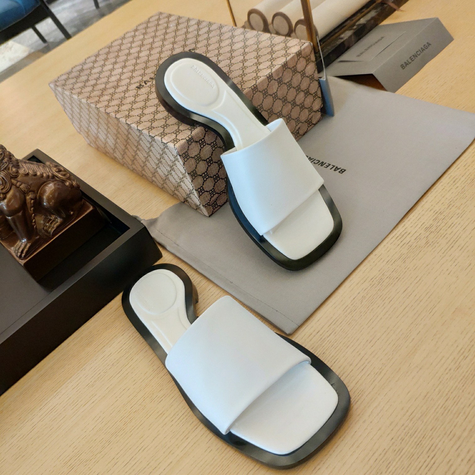 Balenciaga-Logo-Slide-Sandale aus Leder - EUR FASHION