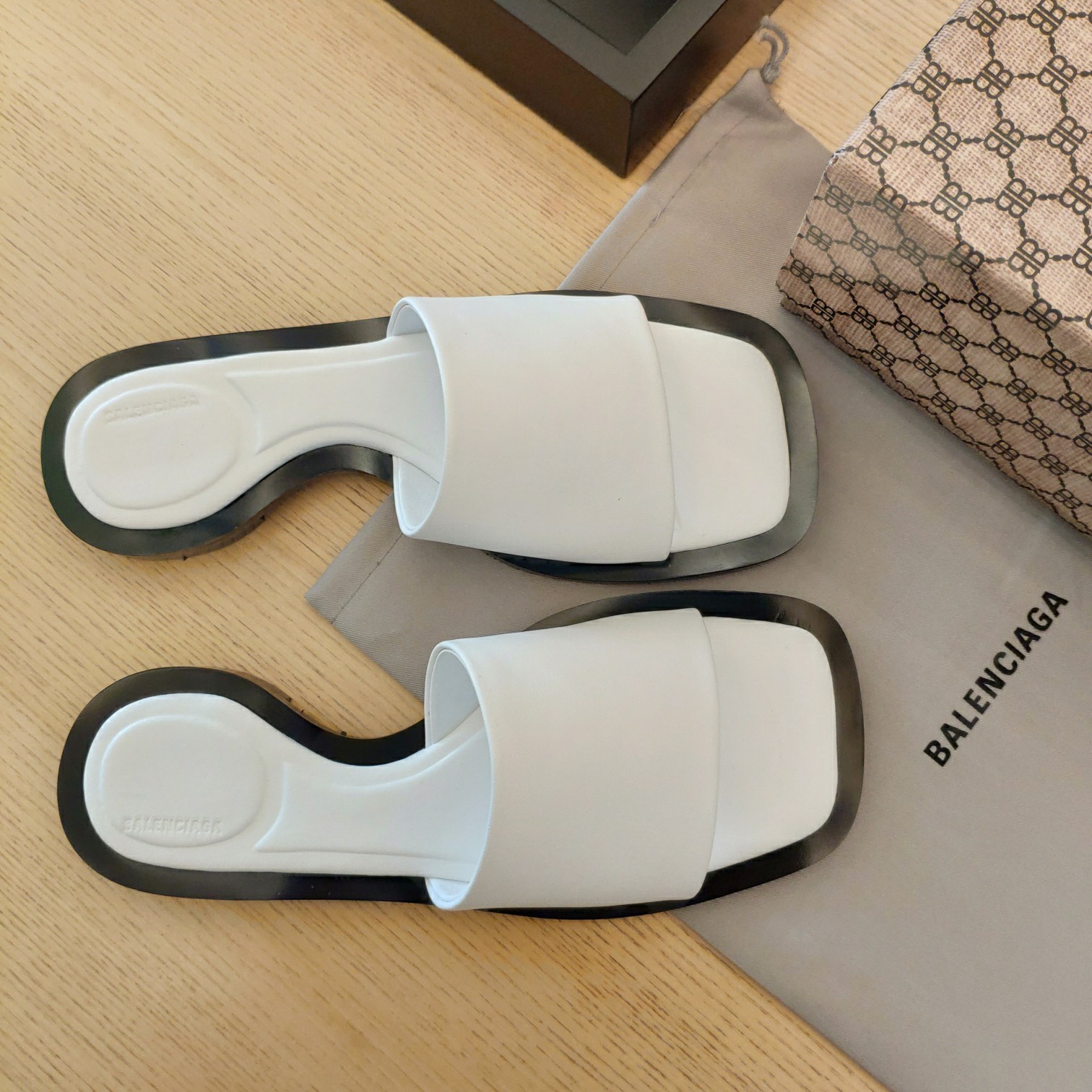 Balenciaga-Logo-Slide-Sandale aus Leder - EUR FASHION