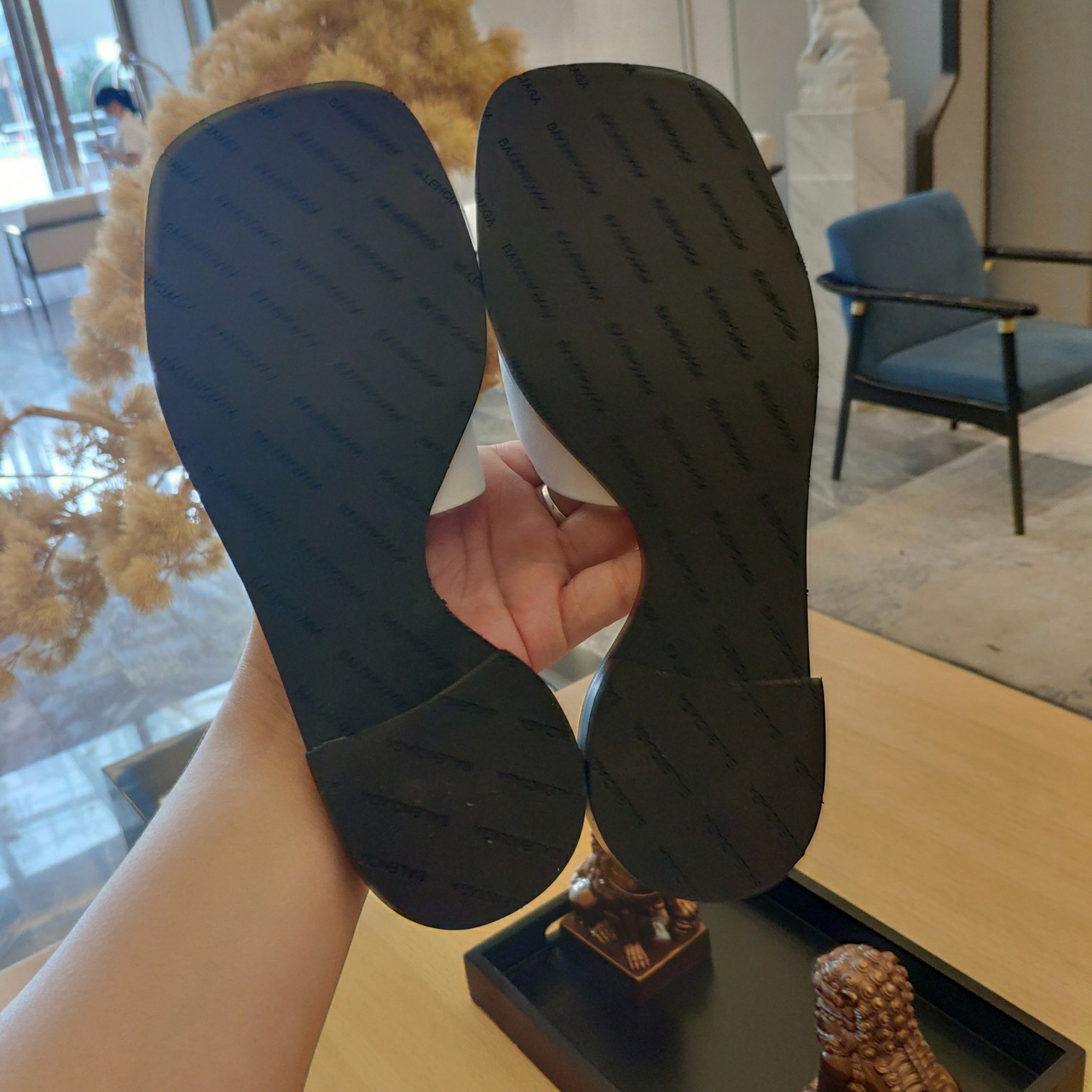 Balenciaga-Logo-Slide-Sandale aus Leder - EUR FASHION