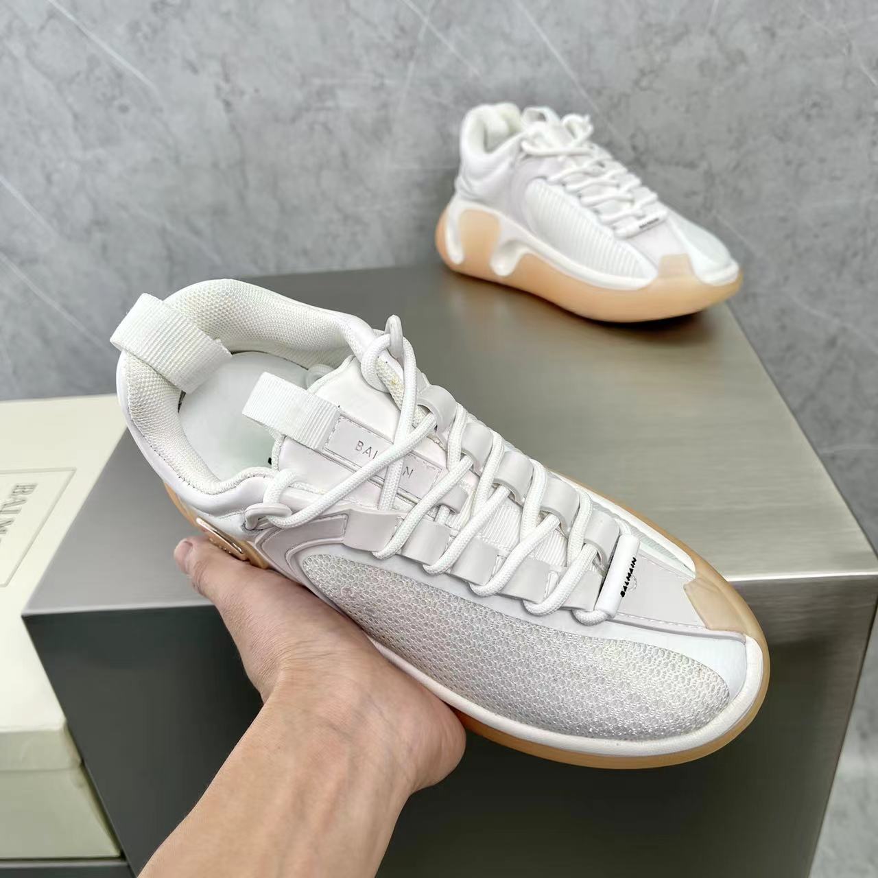 Zweifarbige B-Runner-Sneaker aus Gummileder und Mesh von Balmain - EUR FASHION