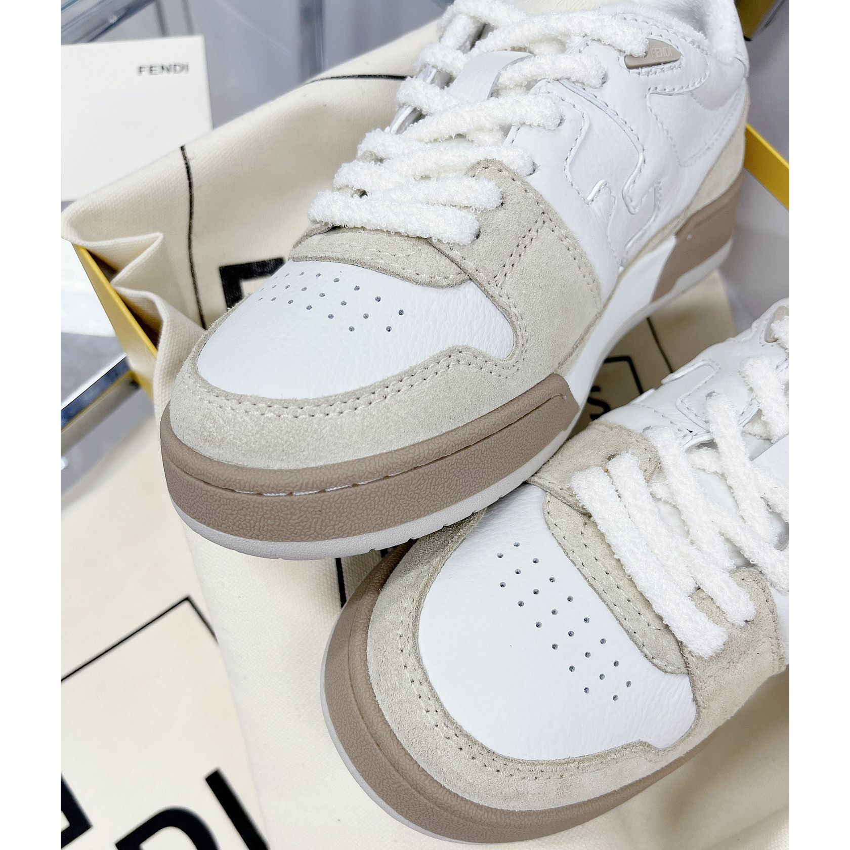 Fendi Match Low-Top-Sneaker aus weißem Wildleder (in britischer Größe) - EUR FASHION