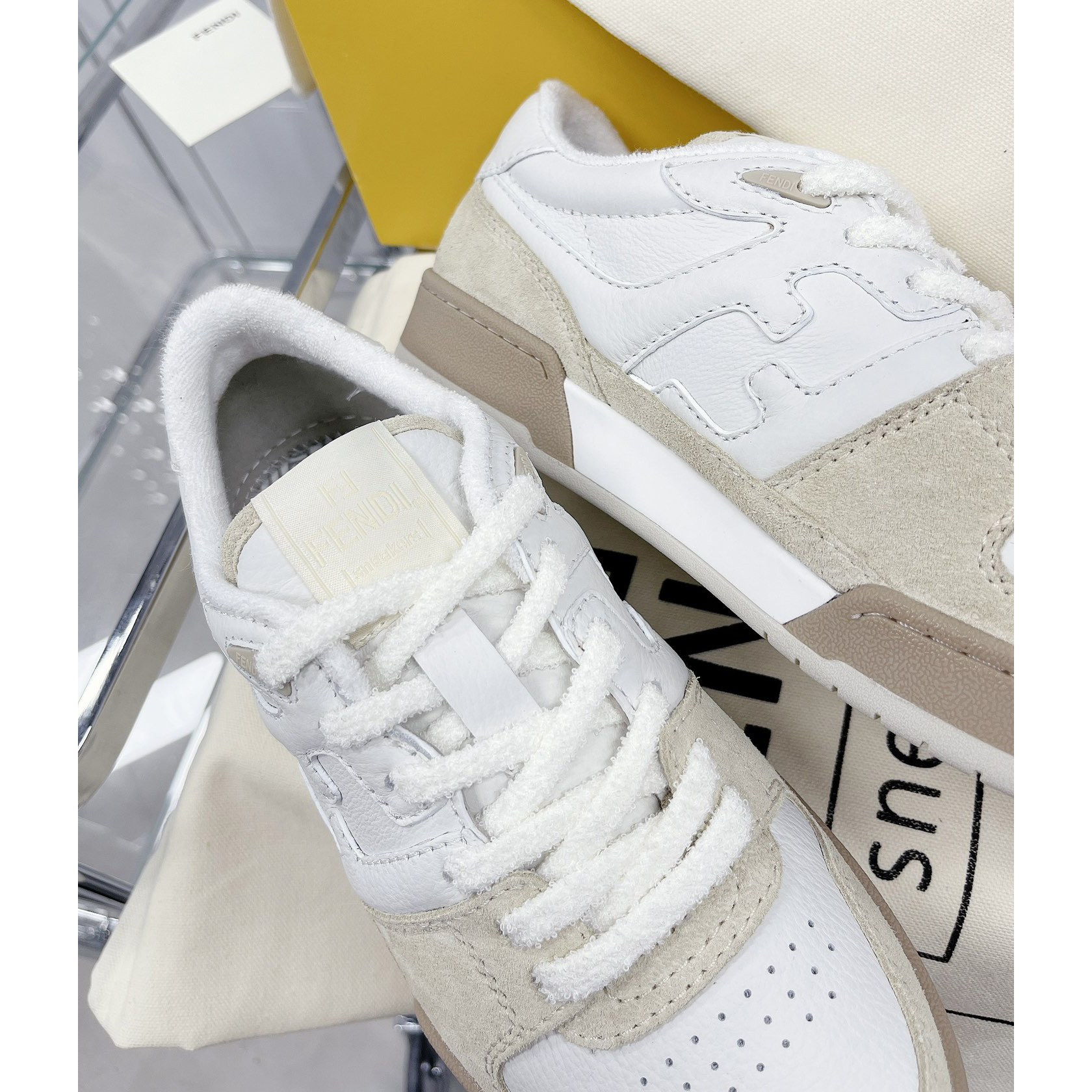 Fendi Match Low-Top-Sneaker aus weißem Wildleder (in britischer Größe) - EUR FASHION