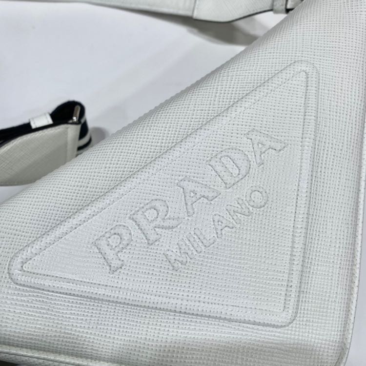 Prada Saffiano Prada Dreieckstasche in Weiß (28-18-11 cm) - EUR FASHION