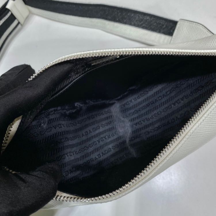 Prada Saffiano Prada Dreieckstasche in Weiß (28-18-11 cm) - EUR FASHION