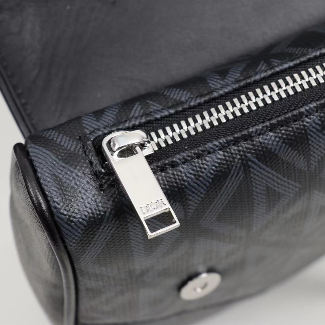 Schwarze „Dior“-Satteltasche aus CD-Diamant-Canvas und glattem Kalbsleder (26–19–4,5 cm) - EUR FASHION