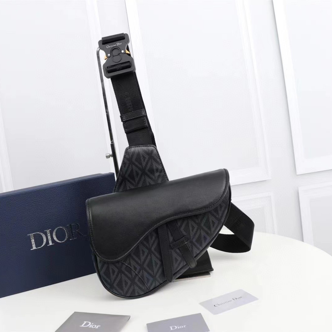 Schwarze „Dior“-Satteltasche aus CD-Diamant-Canvas und glattem Kalbsleder (26–19–4,5 cm) - EUR FASHION