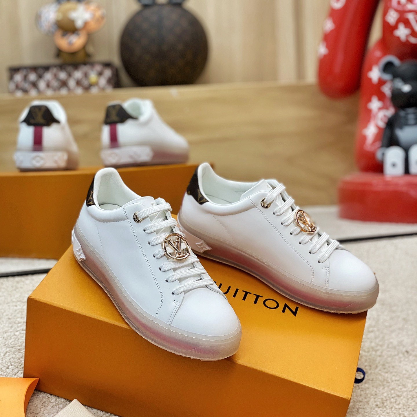 Sneaker mit transparenter Sohle und Louis Vuitton-Logo - EUR FASHION