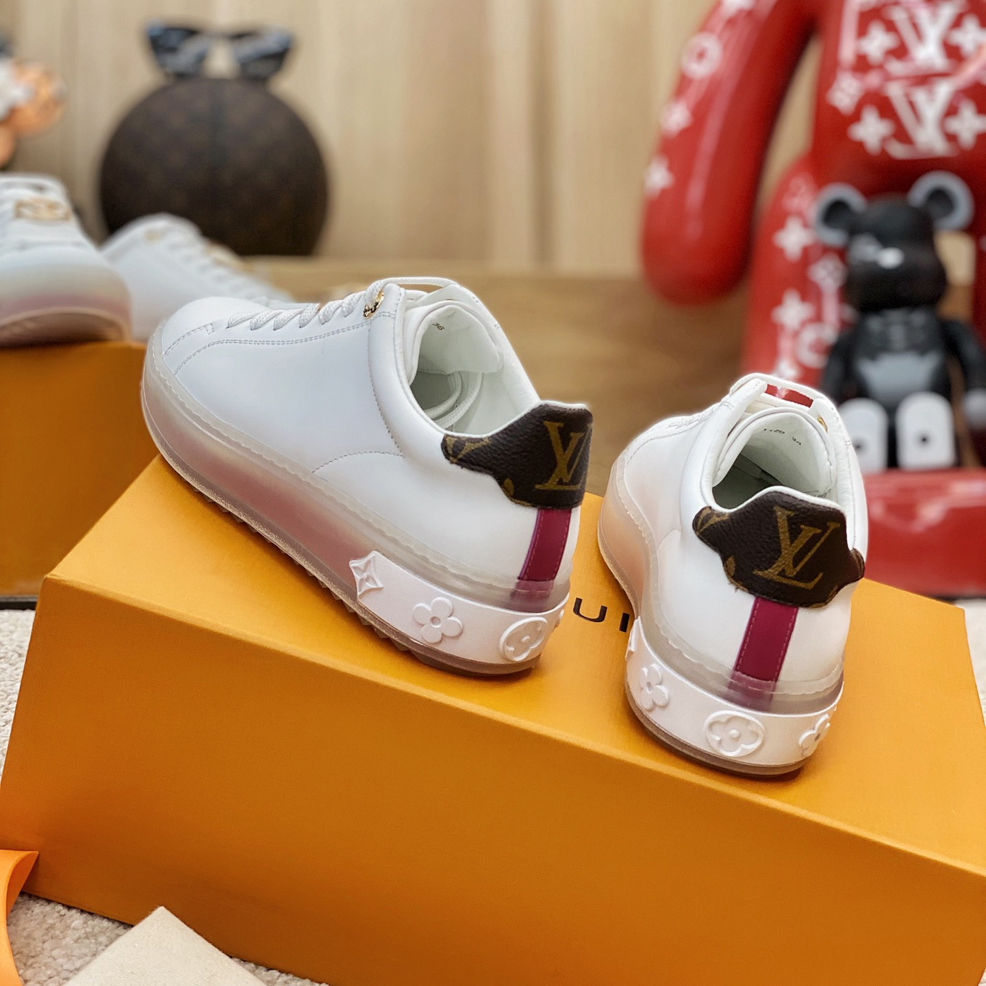 Sneaker mit transparenter Sohle und Louis Vuitton-Logo - EUR FASHION