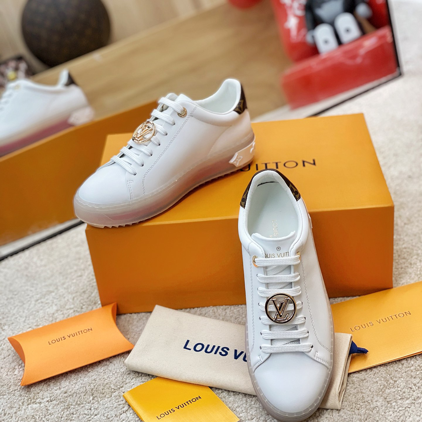 Sneaker mit transparenter Sohle und Louis Vuitton-Logo - EUR FASHION