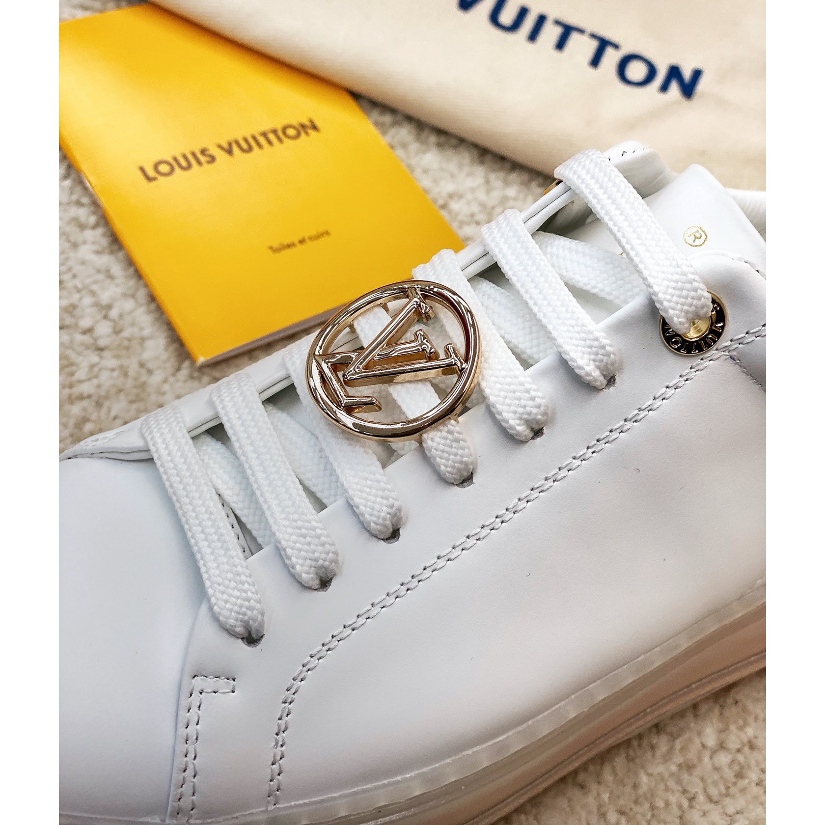 Sneaker mit transparenter Sohle und Louis Vuitton-Logo - EUR FASHION