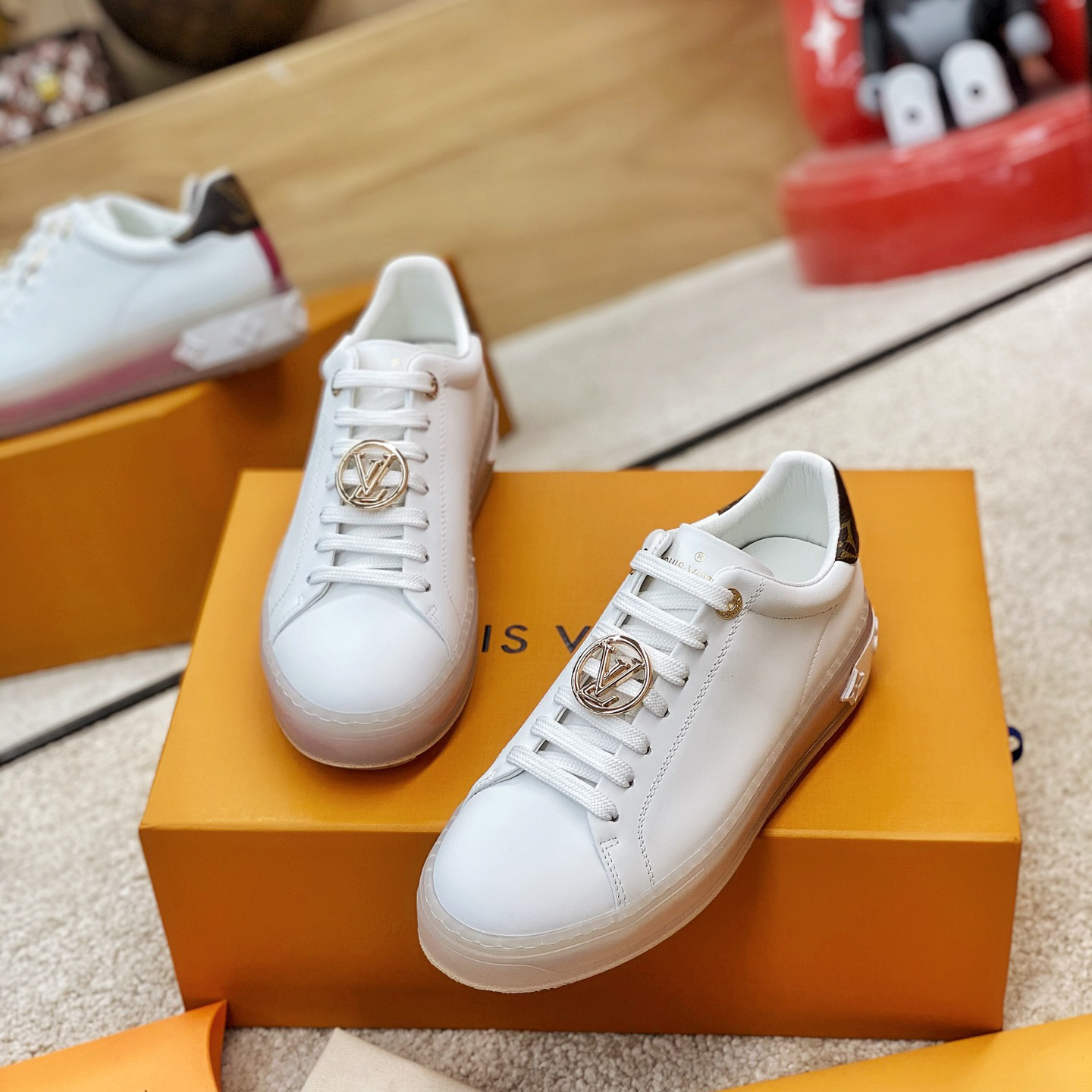 Sneaker mit transparenter Sohle und Louis Vuitton-Logo - EUR FASHION