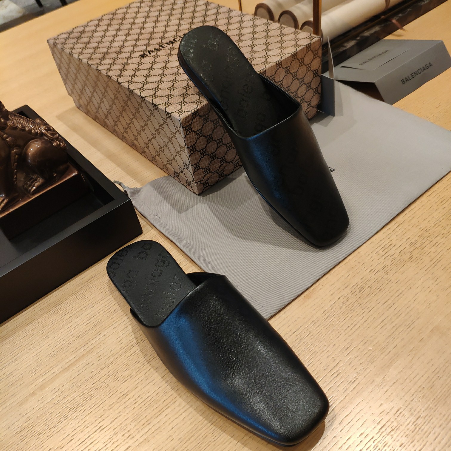 Rückenfreie Loafer aus Leder mit Balenciaga-Logo - EUR FASHION