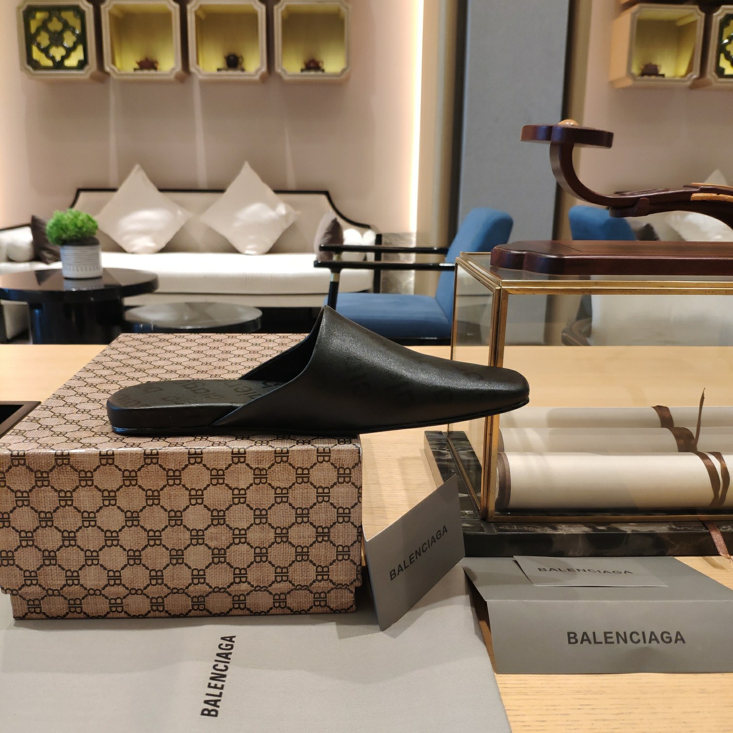 Rückenfreie Loafer aus Leder mit Balenciaga-Logo - EUR FASHION
