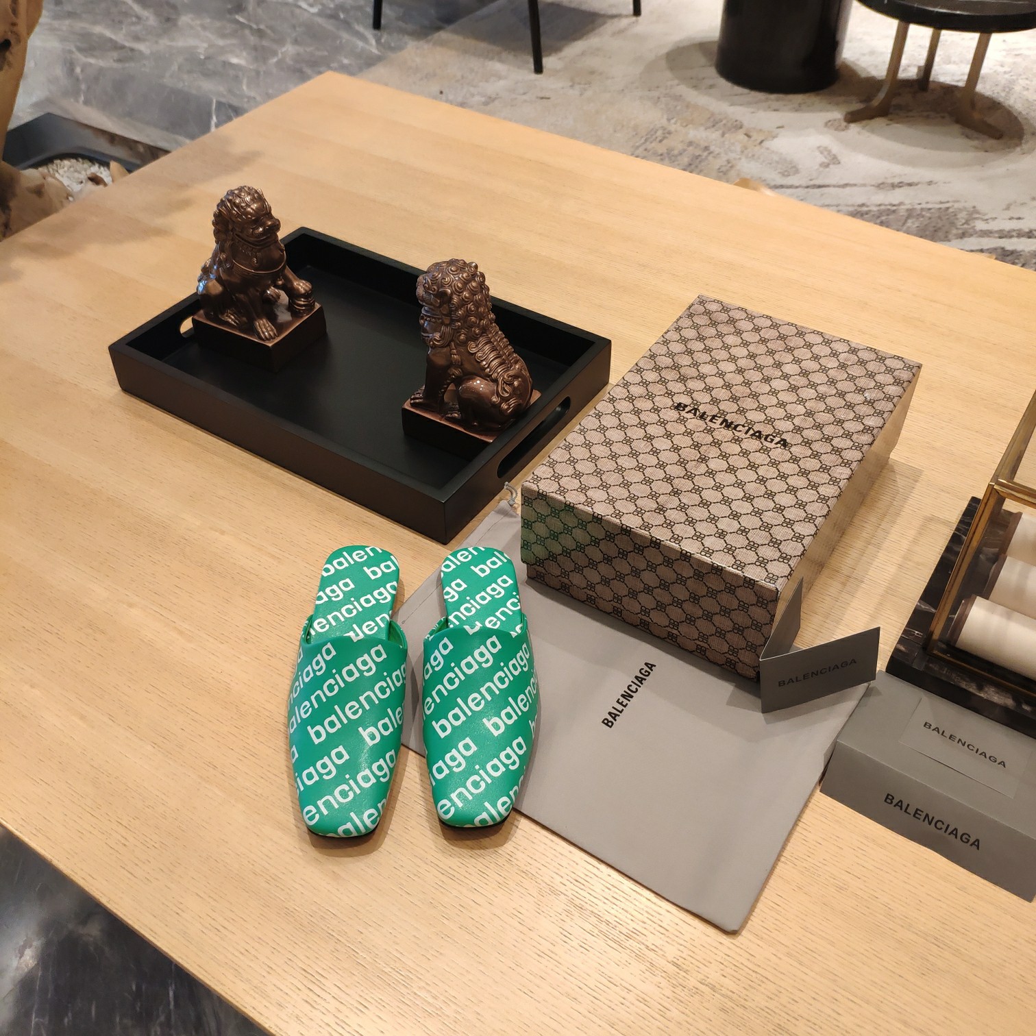 Rückenfreie Loafer aus Leder mit Balenciaga-Logo - EUR FASHION