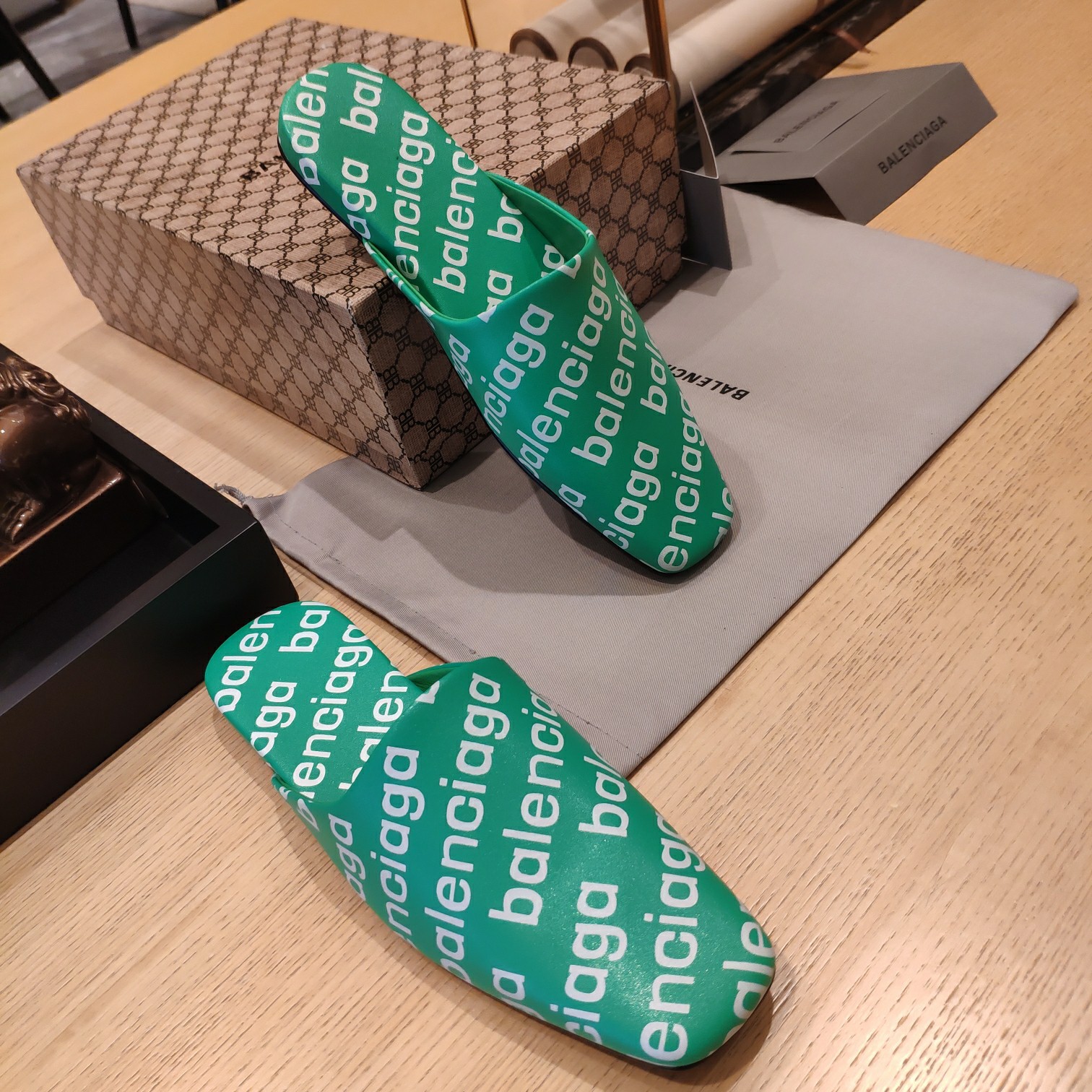 Rückenfreie Loafer aus Leder mit Balenciaga-Logo - EUR FASHION