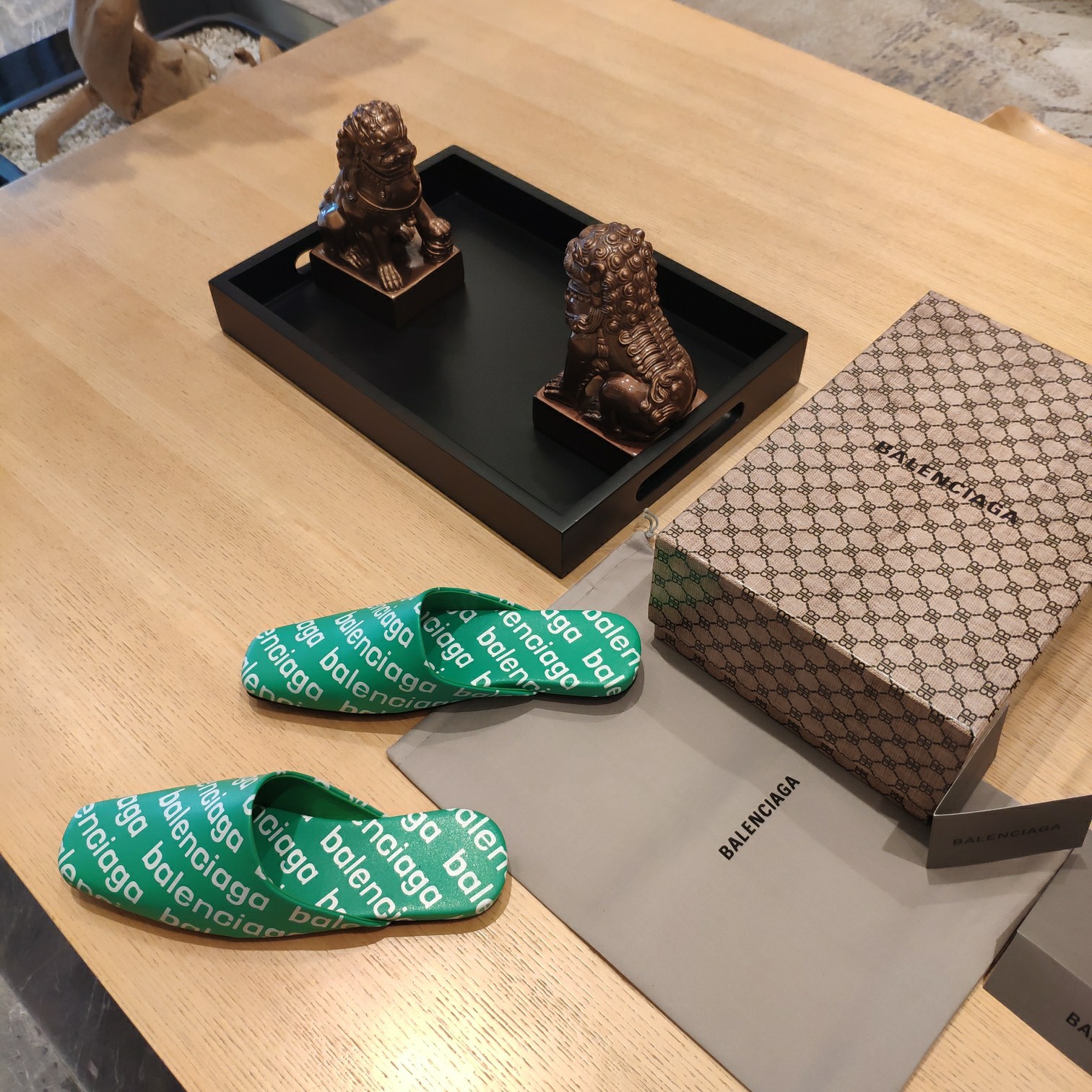 Rückenfreie Loafer aus Leder mit Balenciaga-Logo - EUR FASHION