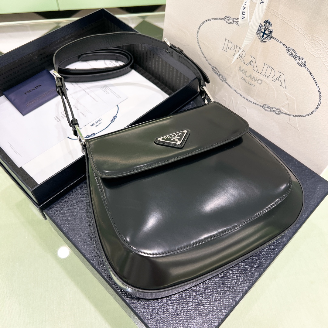 Prada Cleo Umhängetasche aus gebürstetem Leder in Schwarz (24-19-6 cm) 1BD303 - EUR FASHION