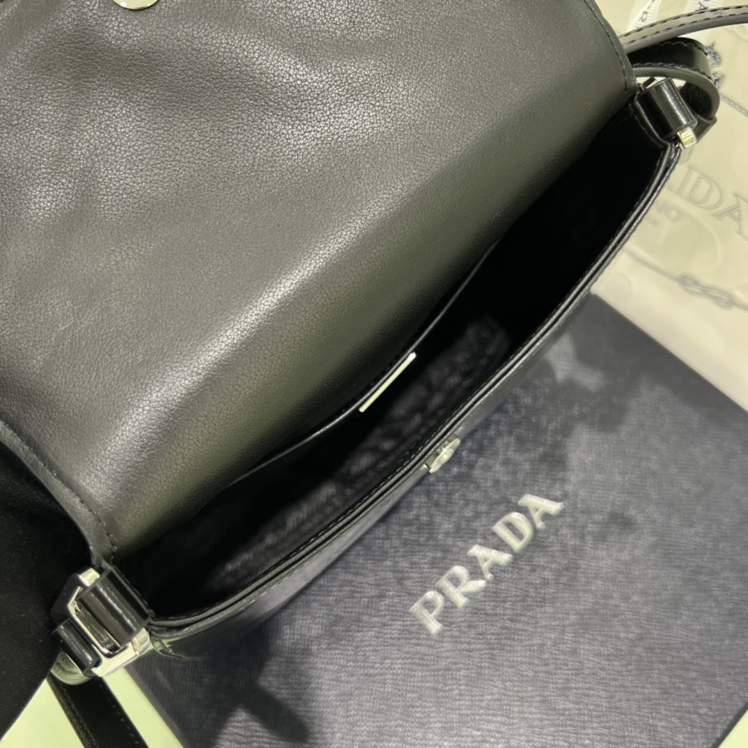 Prada Cleo Umhängetasche aus gebürstetem Leder in Schwarz (24-19-6 cm) 1BD303 - EUR FASHION