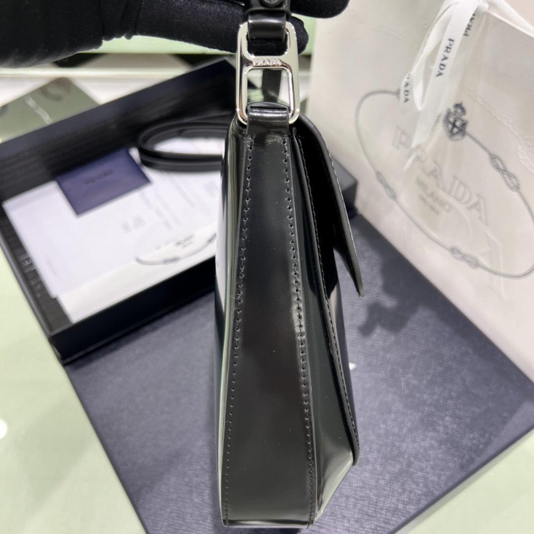 Prada Cleo Umhängetasche aus gebürstetem Leder in Schwarz (24-19-6 cm) 1BD303 - EUR FASHION