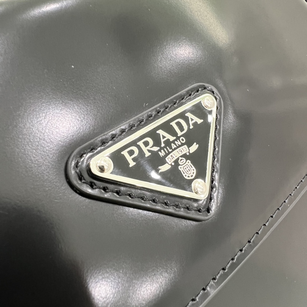 Prada Cleo Umhängetasche aus gebürstetem Leder in Schwarz (24-19-6 cm) 1BD303 - EUR FASHION
