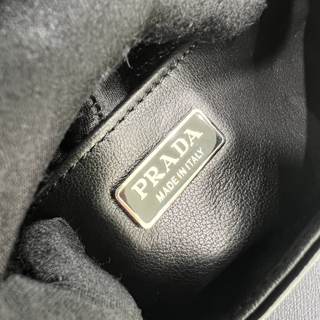 Prada Cleo Umhängetasche aus gebürstetem Leder in Schwarz (24-19-6 cm) 1BD303 - EUR FASHION