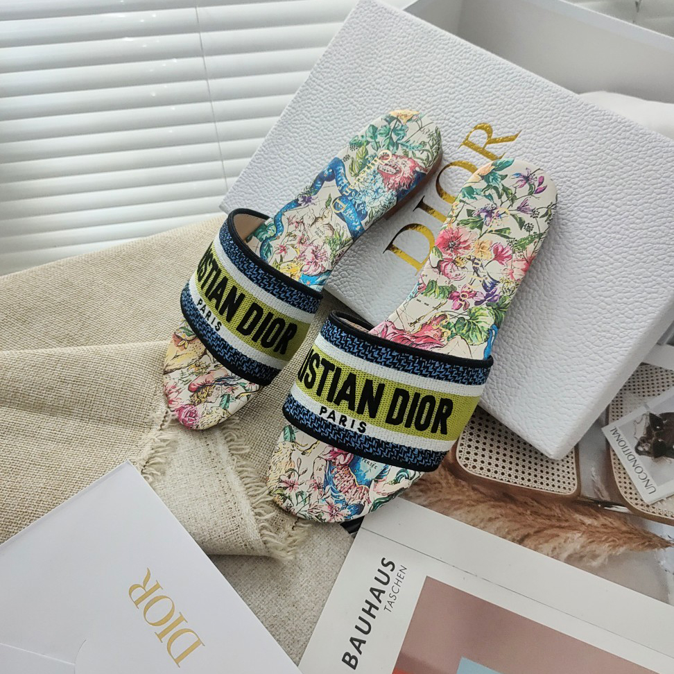 Dior Dway Slide aus mehrfarbig bestickter Baumwolle mit D-Constellation-Motiv in Schwarz - EUR FASHION