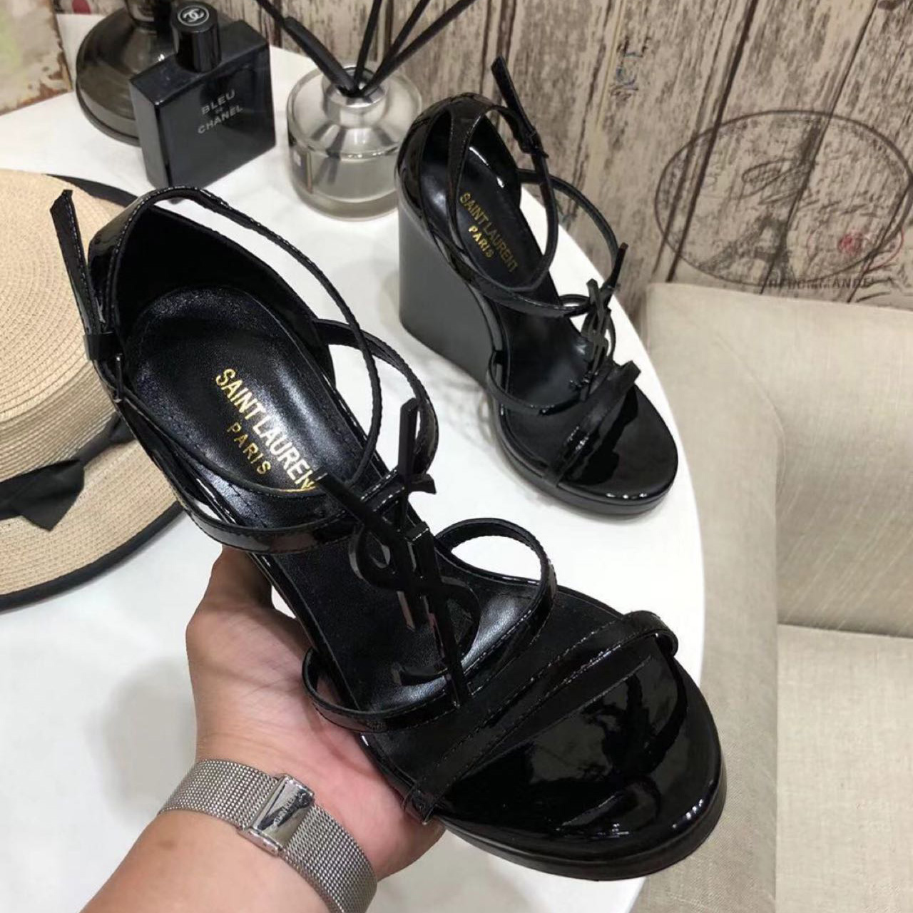 Saint Laurent Cassandra Wedge Espadrilles aus Leder mit schwarzem Monogramm - EUR FASHION