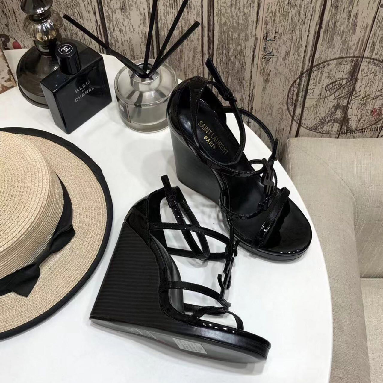 Saint Laurent Cassandra Wedge Espadrilles aus Leder mit schwarzem Monogramm - EUR FASHION