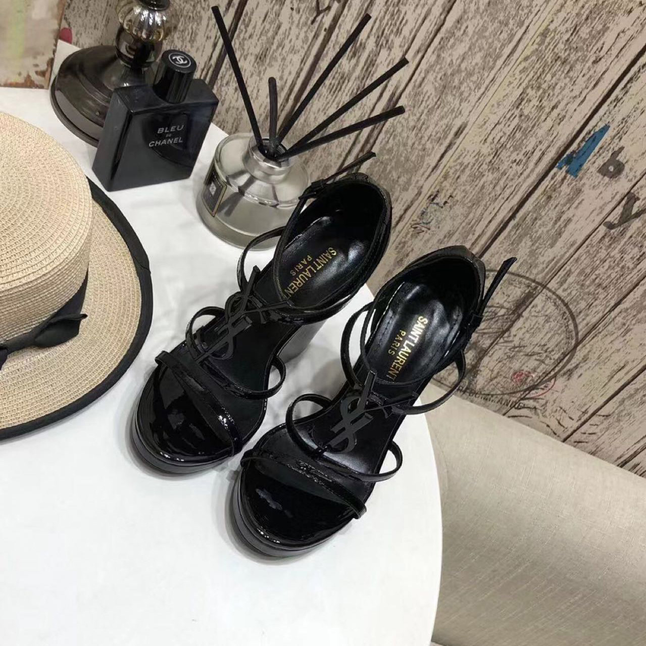 Saint Laurent Cassandra Wedge Espadrilles aus Leder mit schwarzem Monogramm - EUR FASHION