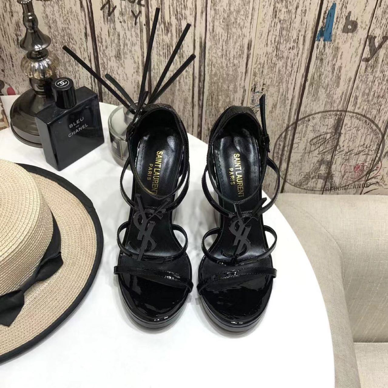 Saint Laurent Cassandra Wedge Espadrilles aus Leder mit schwarzem Monogramm - EUR FASHION