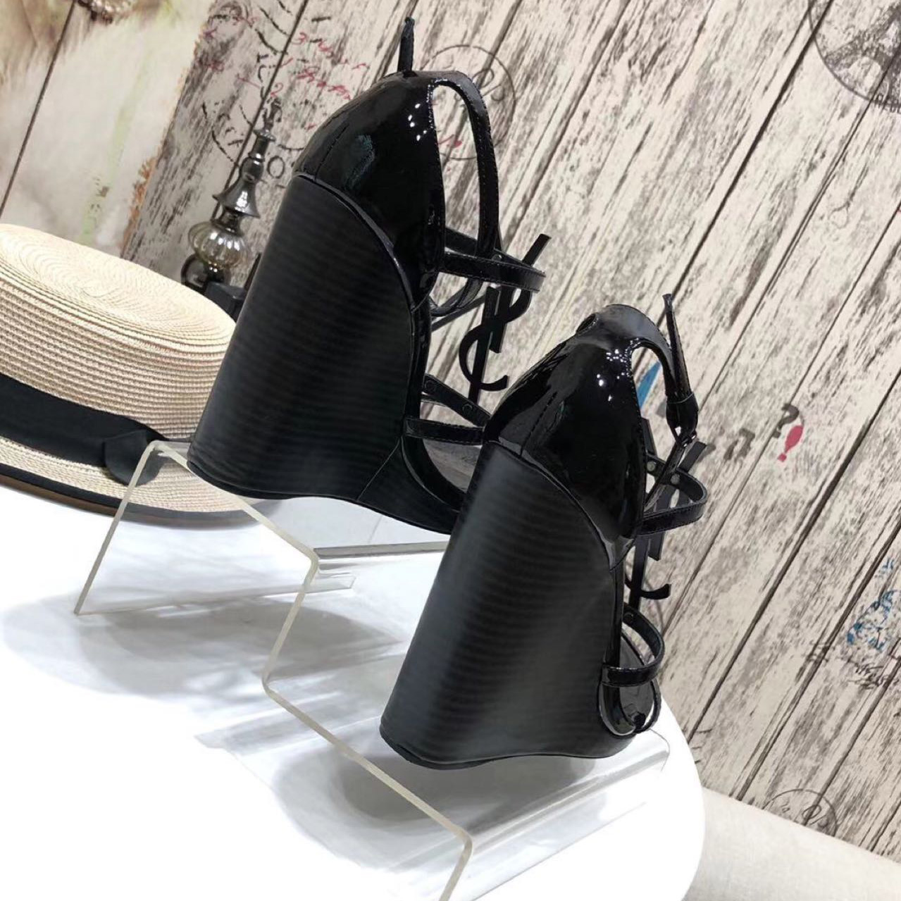 Saint Laurent Cassandra Wedge Espadrilles aus Leder mit schwarzem Monogramm - EUR FASHION