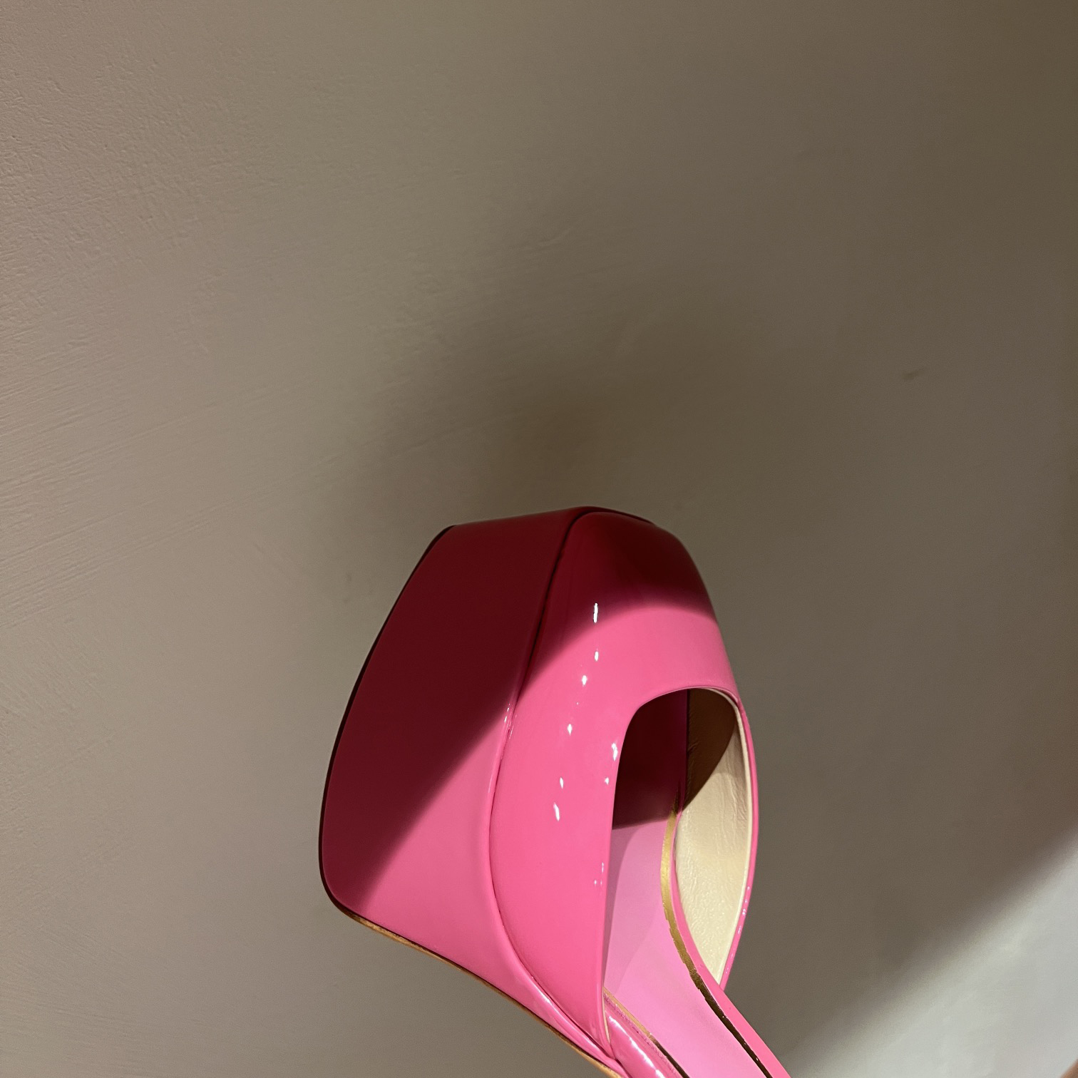 Valenti Garavani Tan-Go Plateaupumps aus Lackleder 155 mm - EUR FASHION