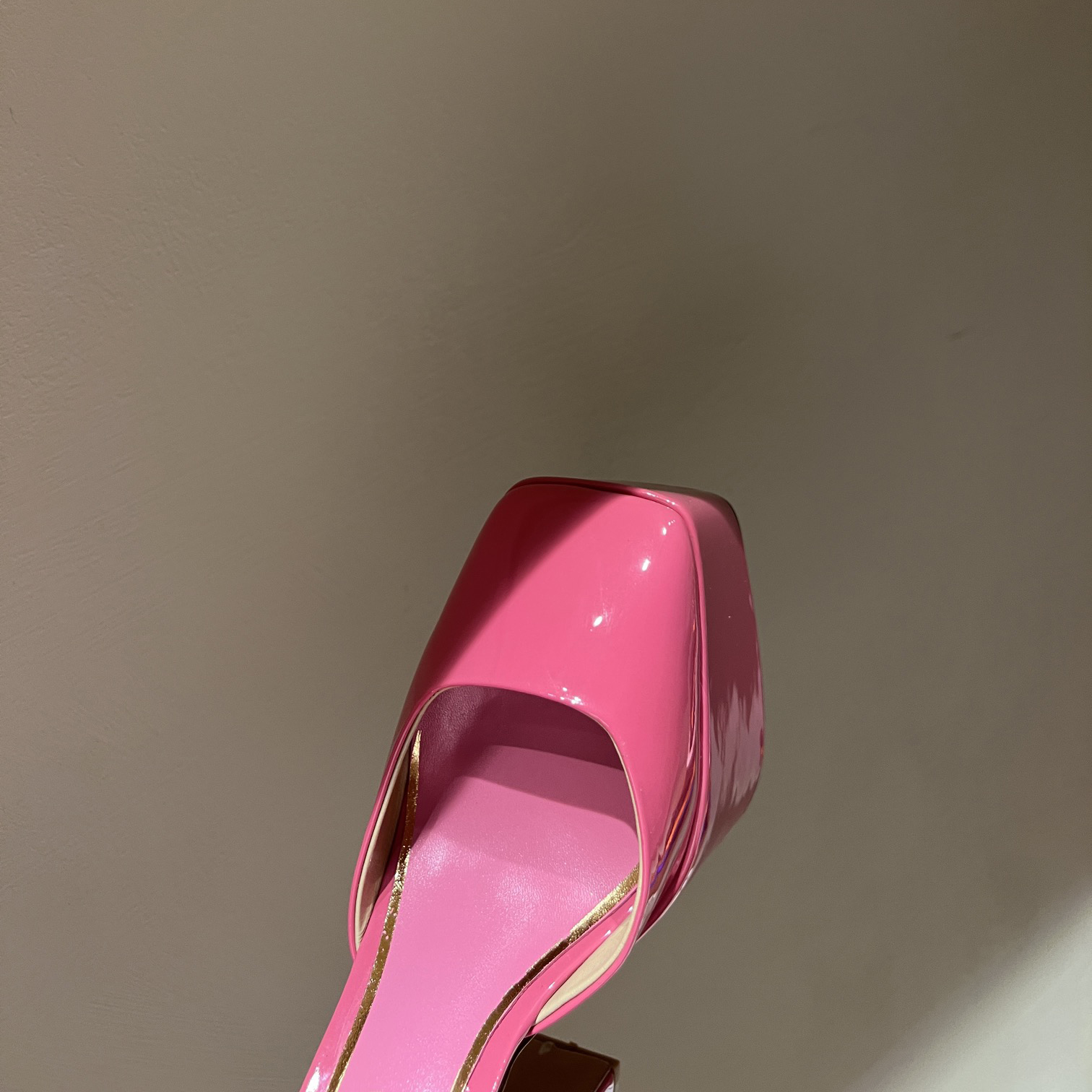 Valenti Garavani Tan-Go Plateaupumps aus Lackleder 155 mm - EUR FASHION