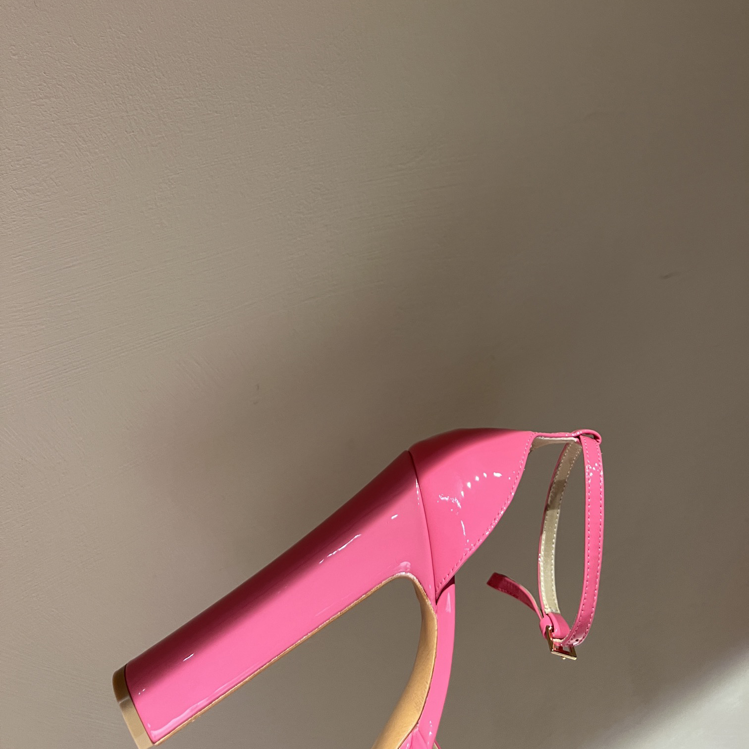 Valenti Garavani Tan-Go Plateaupumps aus Lackleder 155 mm - EUR FASHION