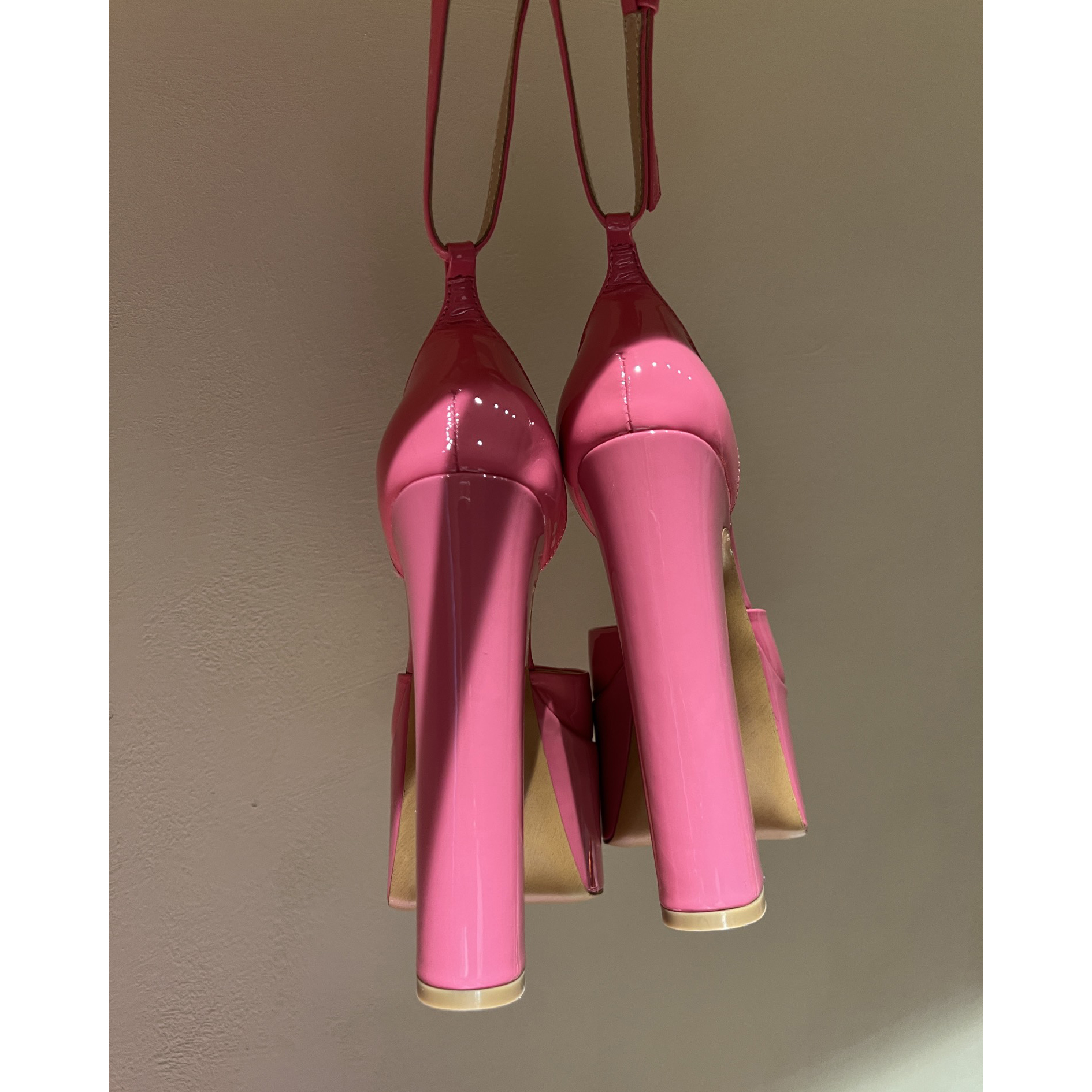 Valenti Garavani Tan-Go Plateaupumps aus Lackleder 155 mm - EUR FASHION