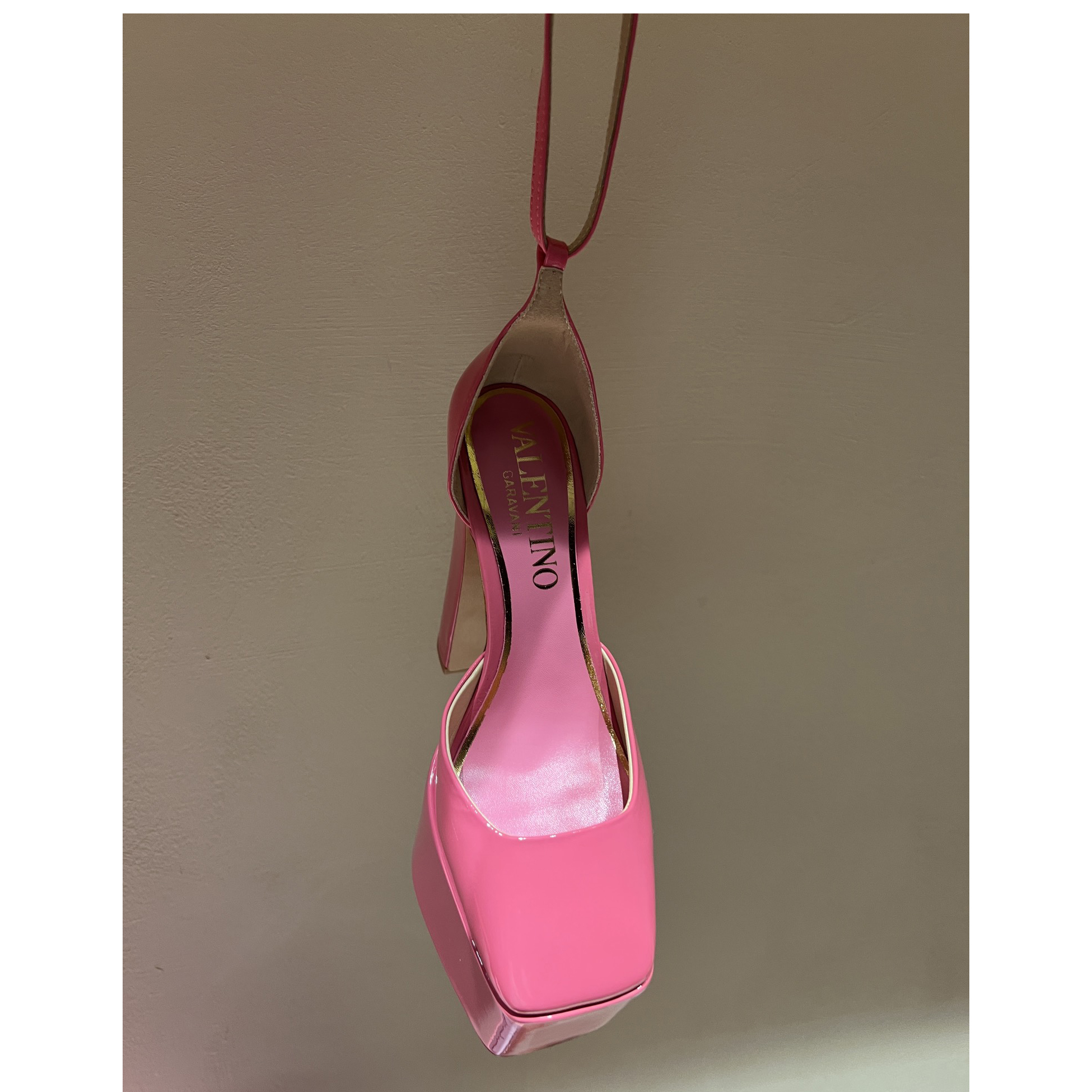 Valenti Garavani Tan-Go Plateaupumps aus Lackleder 155 mm - EUR FASHION