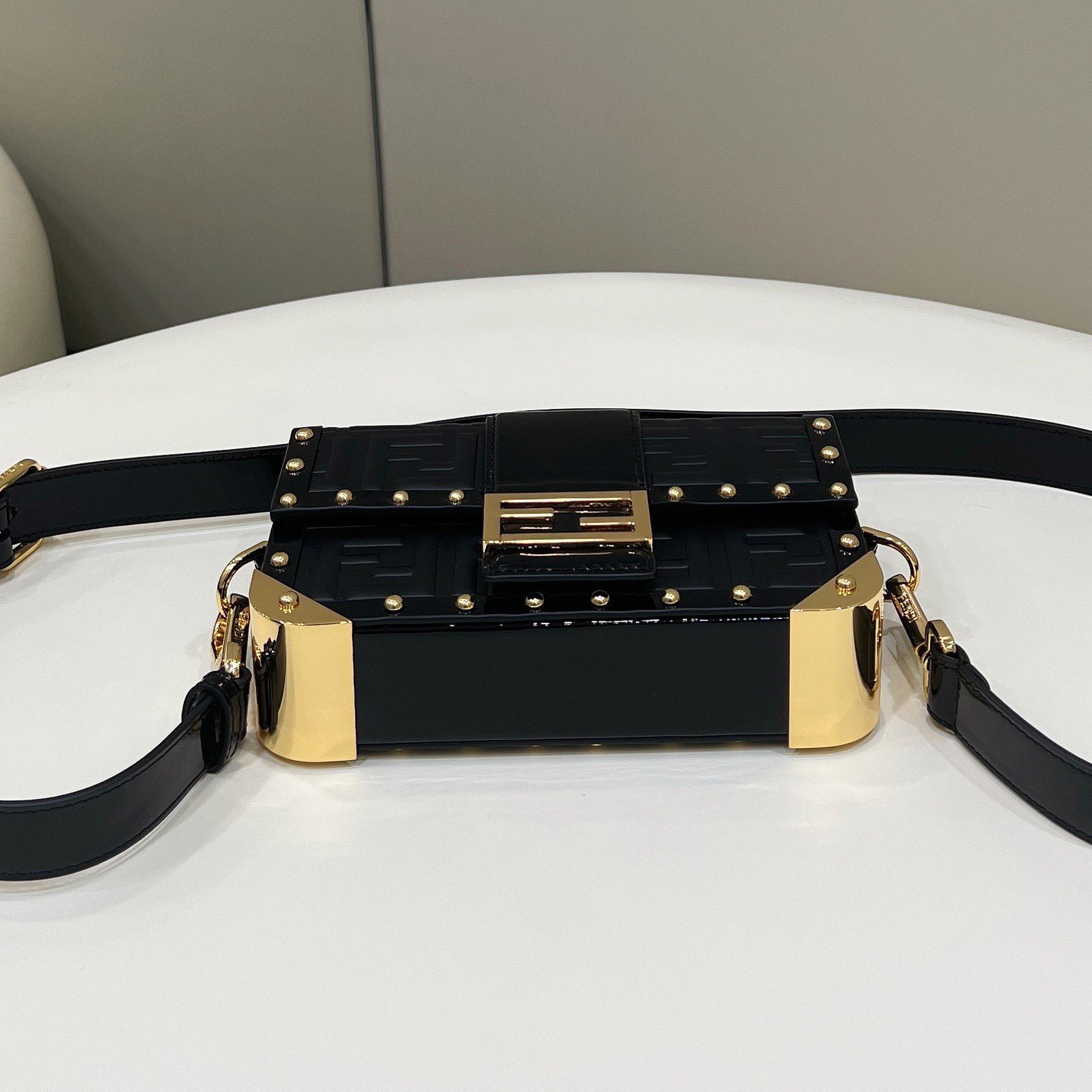 Fendi Baguette Trunk Mini schwarze Ledertasche (18,5–11,5–5 cm) - EUR FASHION