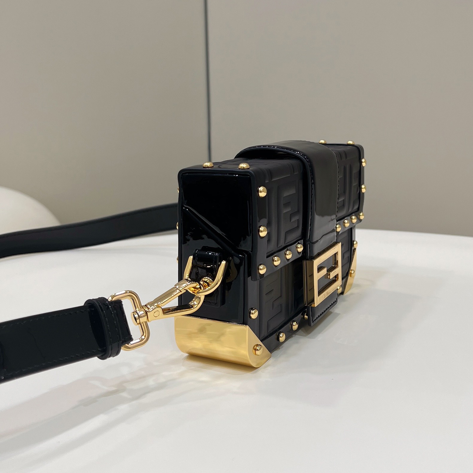 Fendi Baguette Trunk Mini schwarze Ledertasche (18,5–11,5–5 cm) - EUR FASHION