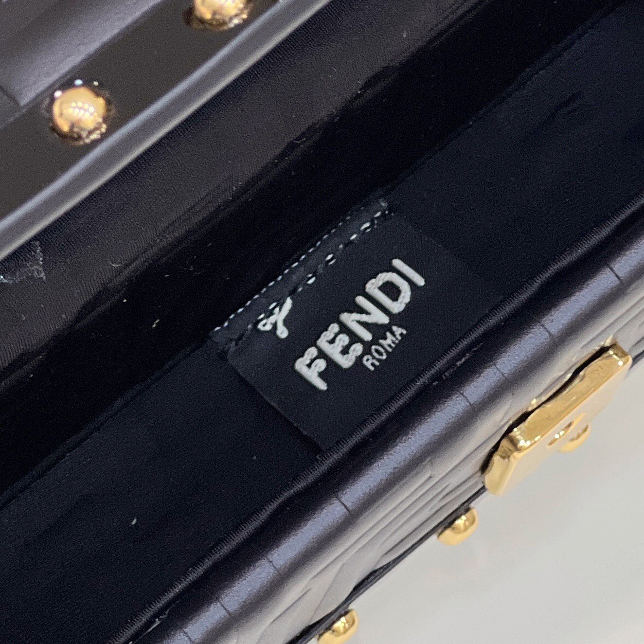 Fendi Baguette Trunk Mini schwarze Ledertasche (18,5–11,5–5 cm) - EUR FASHION