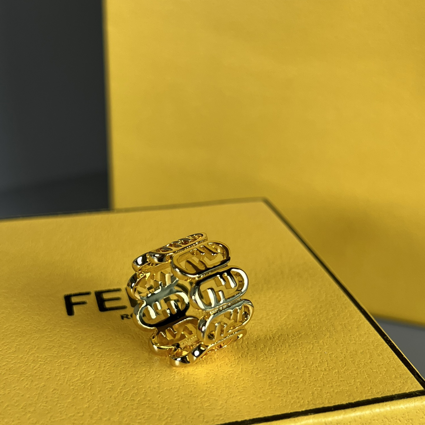 Fendi Fendi O’Lock Goldfarbener Ring - EUR FASHION