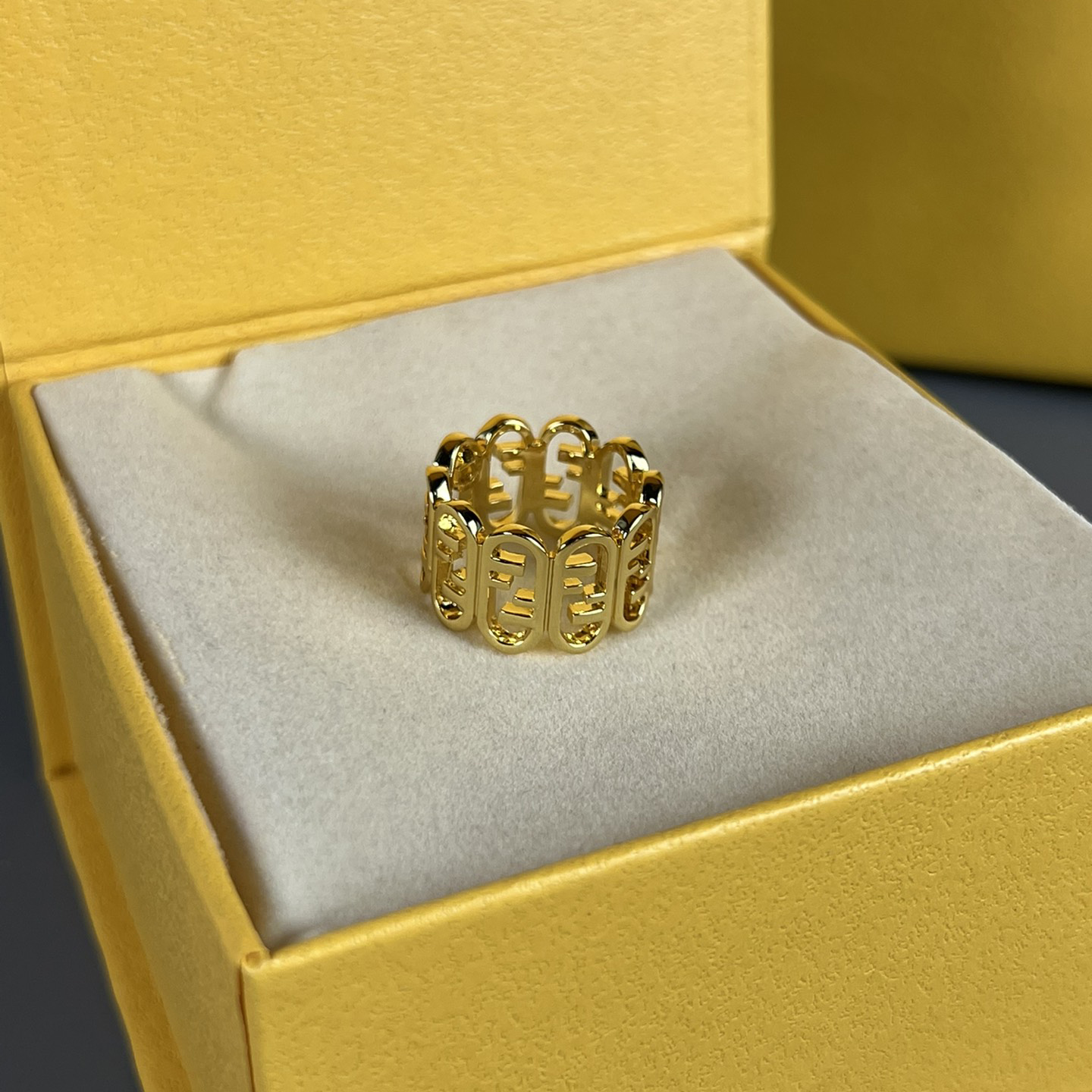 Fendi Fendi O’Lock Goldfarbener Ring - EUR FASHION