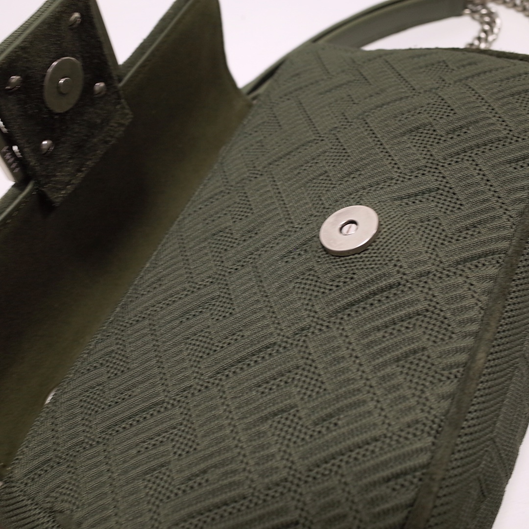Fendi Iconic Medium Baguette-Tasche mit Kette (24–14,5–7 cm) 8BR793 - EUR FASHION