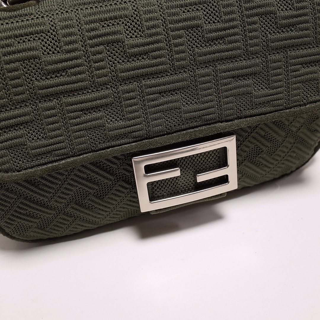 Fendi Iconic Medium Baguette-Tasche mit Kette (24–14,5–7 cm) 8BR793 - EUR FASHION