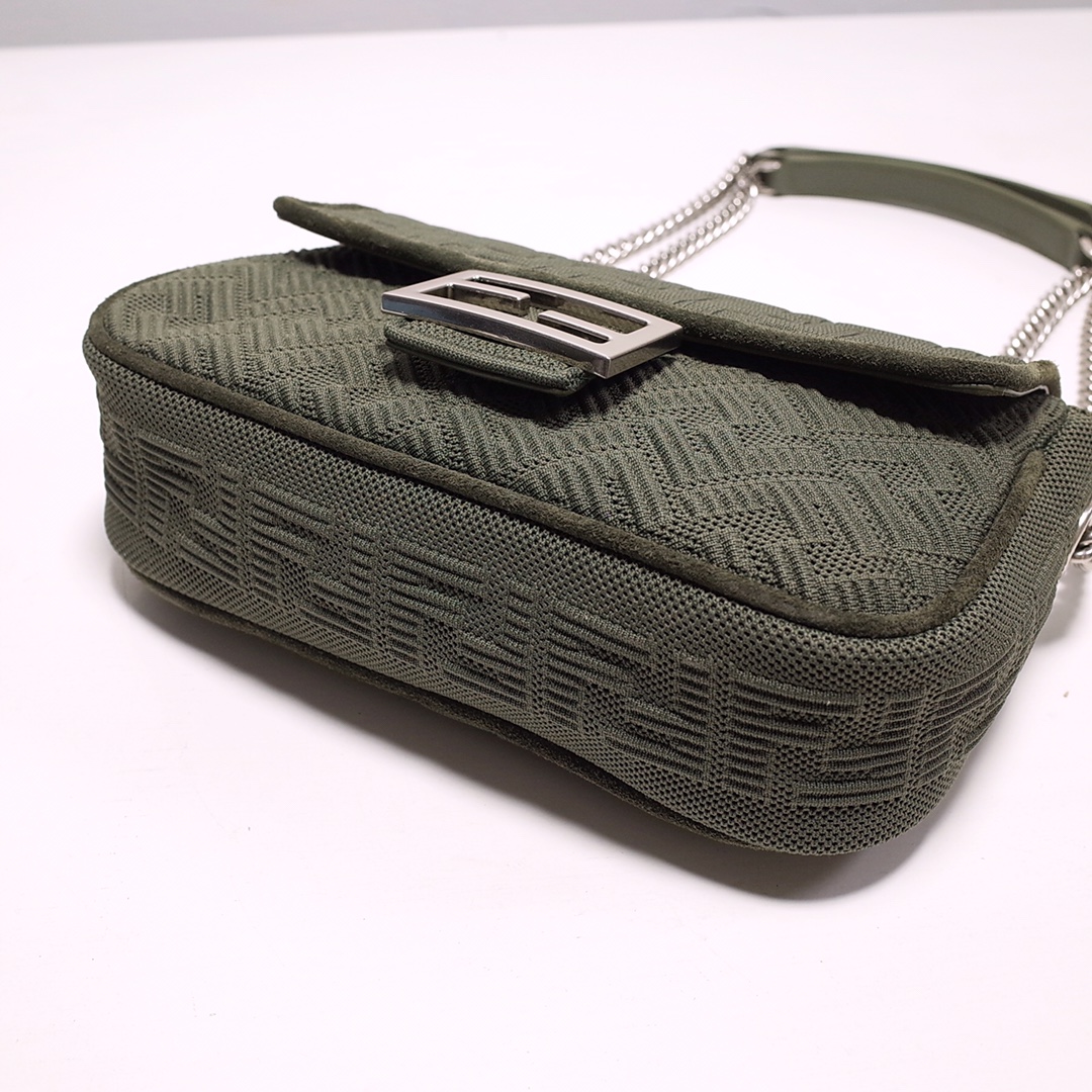 Fendi Iconic Medium Baguette-Tasche mit Kette (24–14,5–7 cm) 8BR793 - EUR FASHION