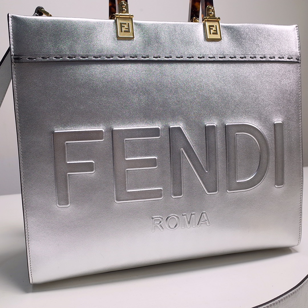 Fendi Sunshine Medium Shopper-Tasche aus silberfarbenem laminiertem Leder (35–31–17 cm) 8BH386 - EUR FASHION