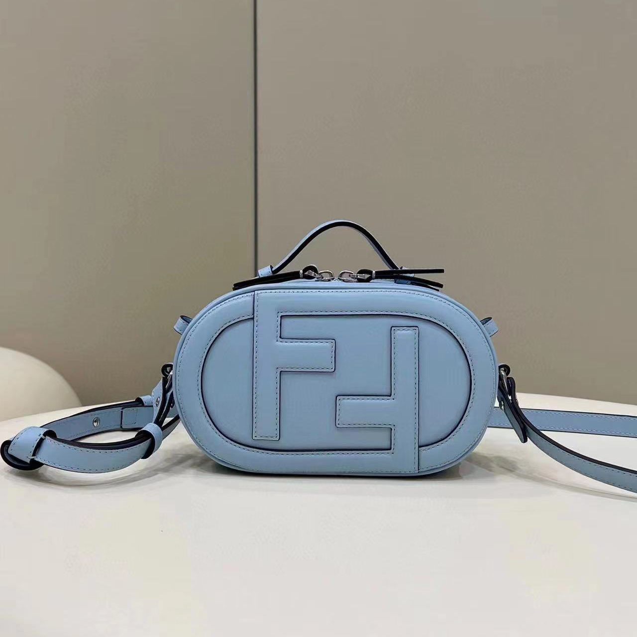 Fendi O’Lock Mini Kameratasche Hellblaue Minitasche aus Leder (21-8-13CM) - EUR FASHION