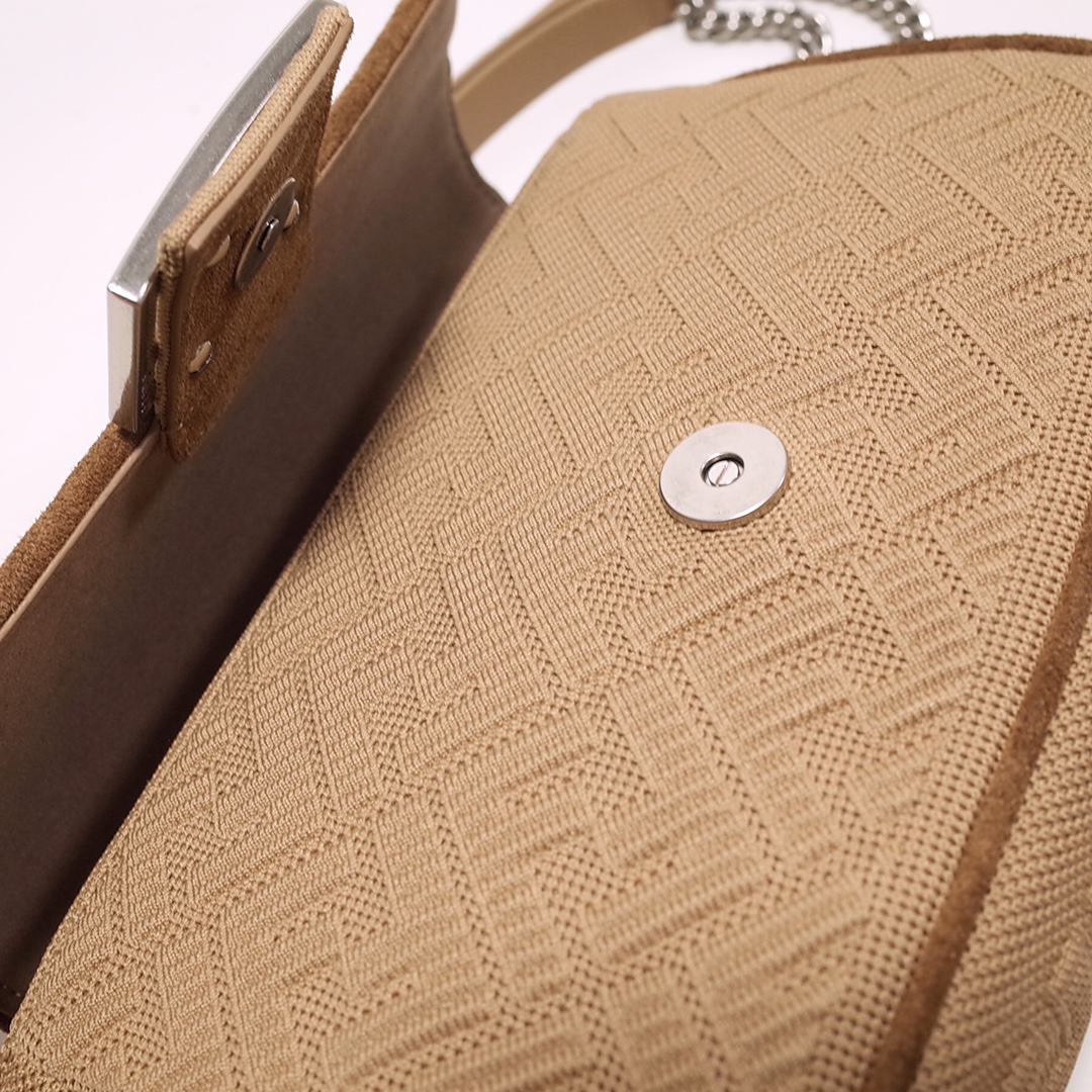 Fendi Iconic Medium Baguette-Tasche mit Kette (24–14,5–7 cm) 8BR793 - EUR FASHION