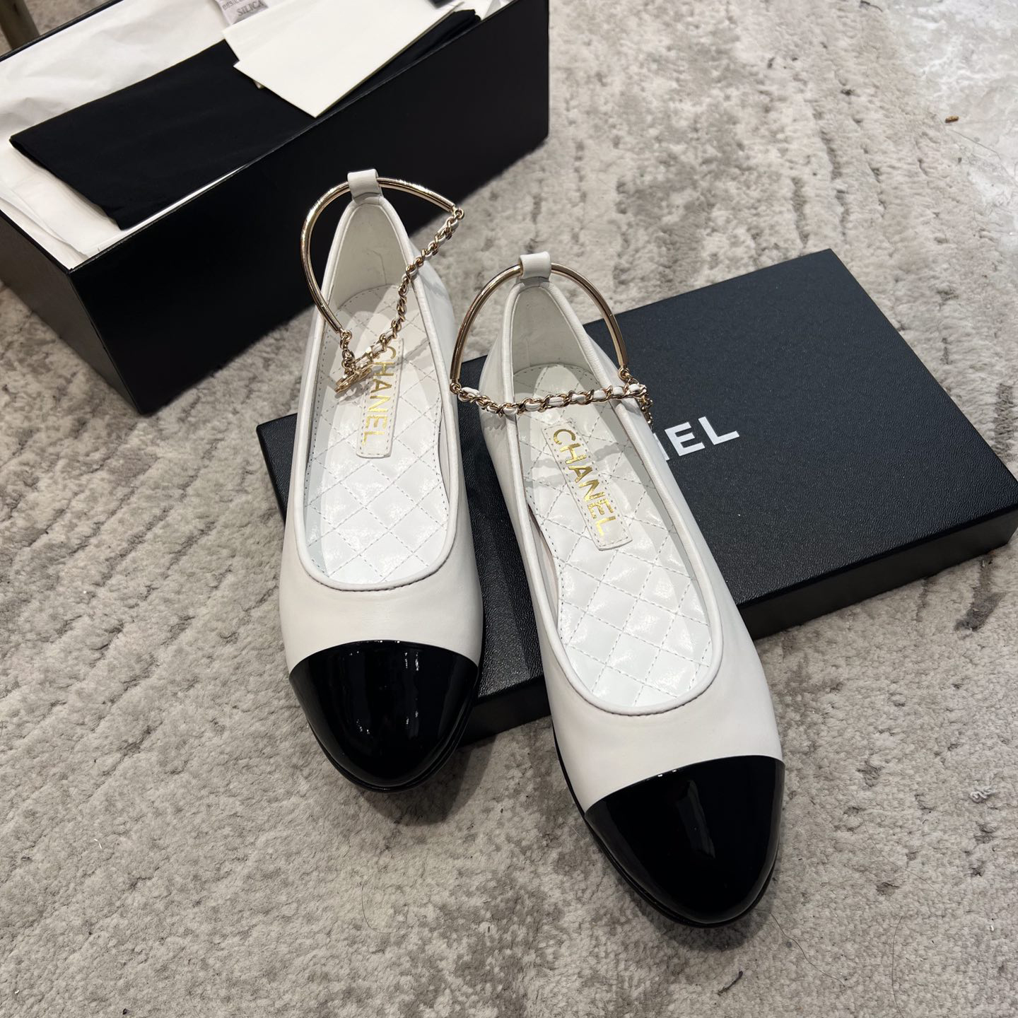 Schwarze Ballerinas aus Dior-Lammleder und Lackkalbsleder - EUR FASHION